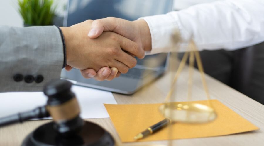 إطلاق العقد الموحد لأتعاب المحاماة