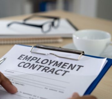 عقد العمل يُعد بمثابة حجر الزاوية في أي علاقة وظيفية ناجحة ومستقرة، فهو الإطار القانوني الذي يحدد الحقوق والواجبات لكل من صاحب العمل والموظف  وفي المملكة العربية السعودية، يكتسب عقد العمل السعودي أهمية بالغة نظرًا لدوره المحوري في تنظيم سوق العمل وحماية أطراف العلاقة التعاقدية بما يتماشى مع أحكام نظام العمل السعودي 