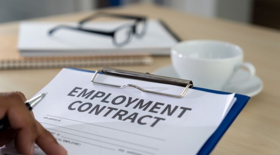 عقد العمل يُعد بمثابة حجر الزاوية في أي علاقة وظيفية ناجحة ومستقرة، فهو الإطار القانوني الذي يحدد الحقوق والواجبات لكل من صاحب العمل والموظف  وفي المملكة العربية السعودية، يكتسب عقد العمل السعودي أهمية بالغة نظرًا لدوره المحوري في تنظيم سوق العمل وحماية أطراف العلاقة التعاقدية بما يتماشى مع أحكام نظام العمل السعودي 