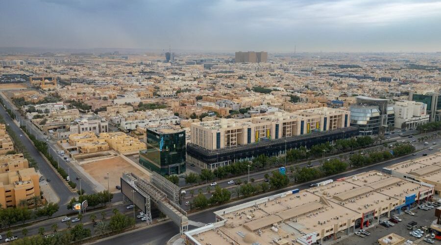 الموافقة على نظام نزع ملكية العقارات للمصلحة العامة ووضع اليد المؤقت على العقارات